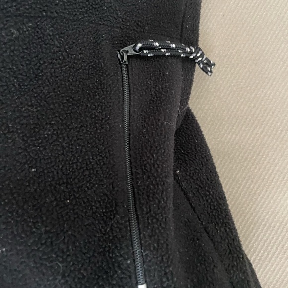 Gap fleece vest with three zipper pockets - Picture 4 of 5